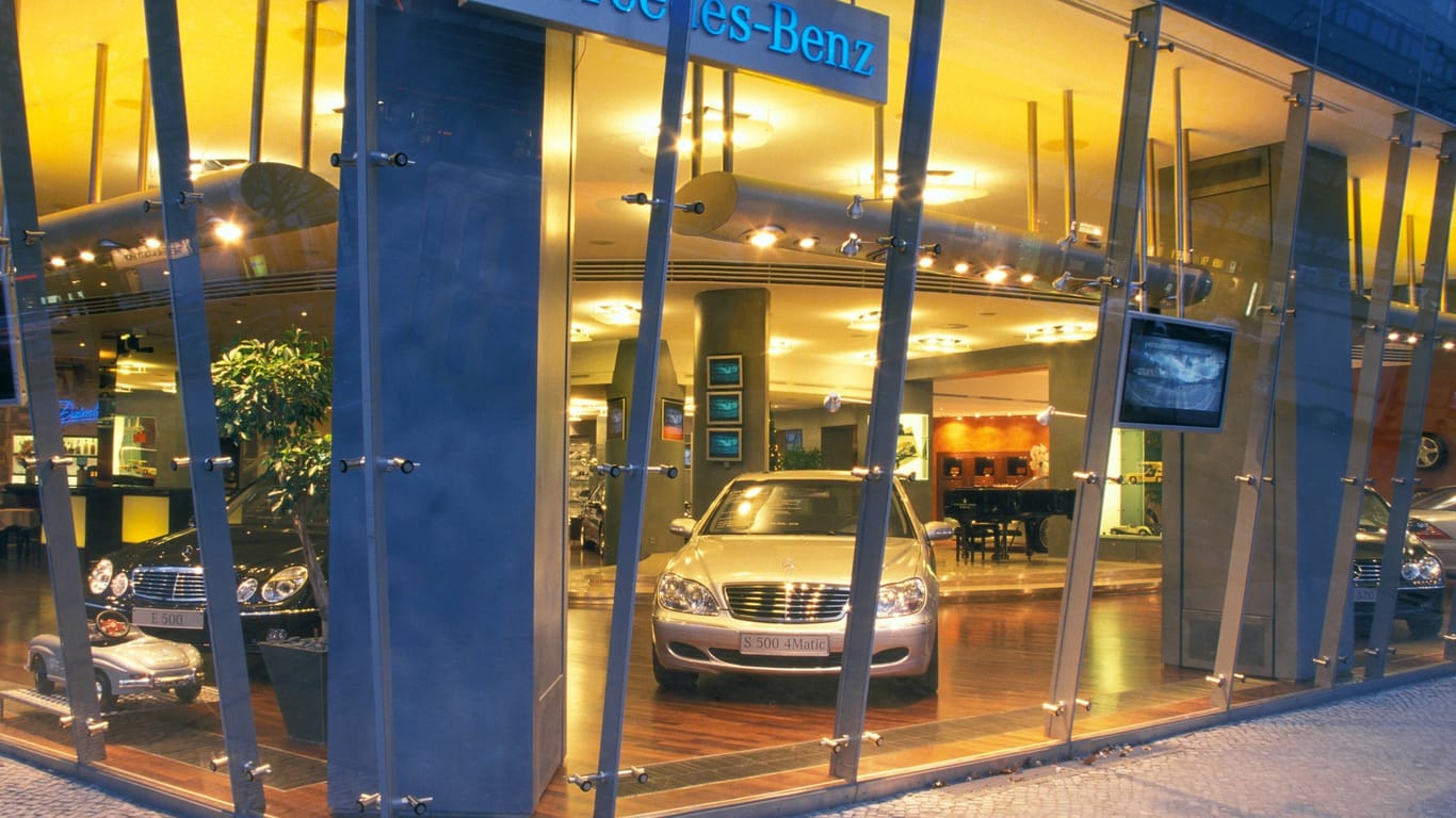 Mercedes im Schaufenster (Symbolbild) -Sylter Autohändler hat seine Autos aus den Fenstern gefahren