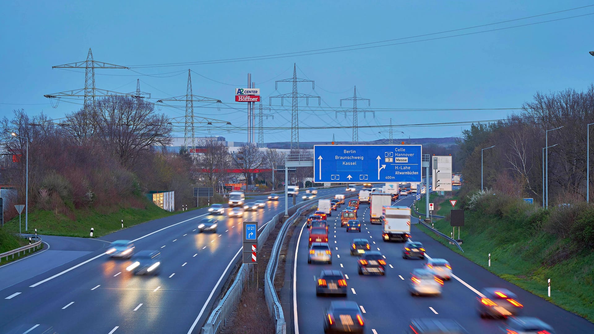 Autobahn 2 (Archivbild): Der junge Mann lag auf dem mittleren Fahrstreifen.