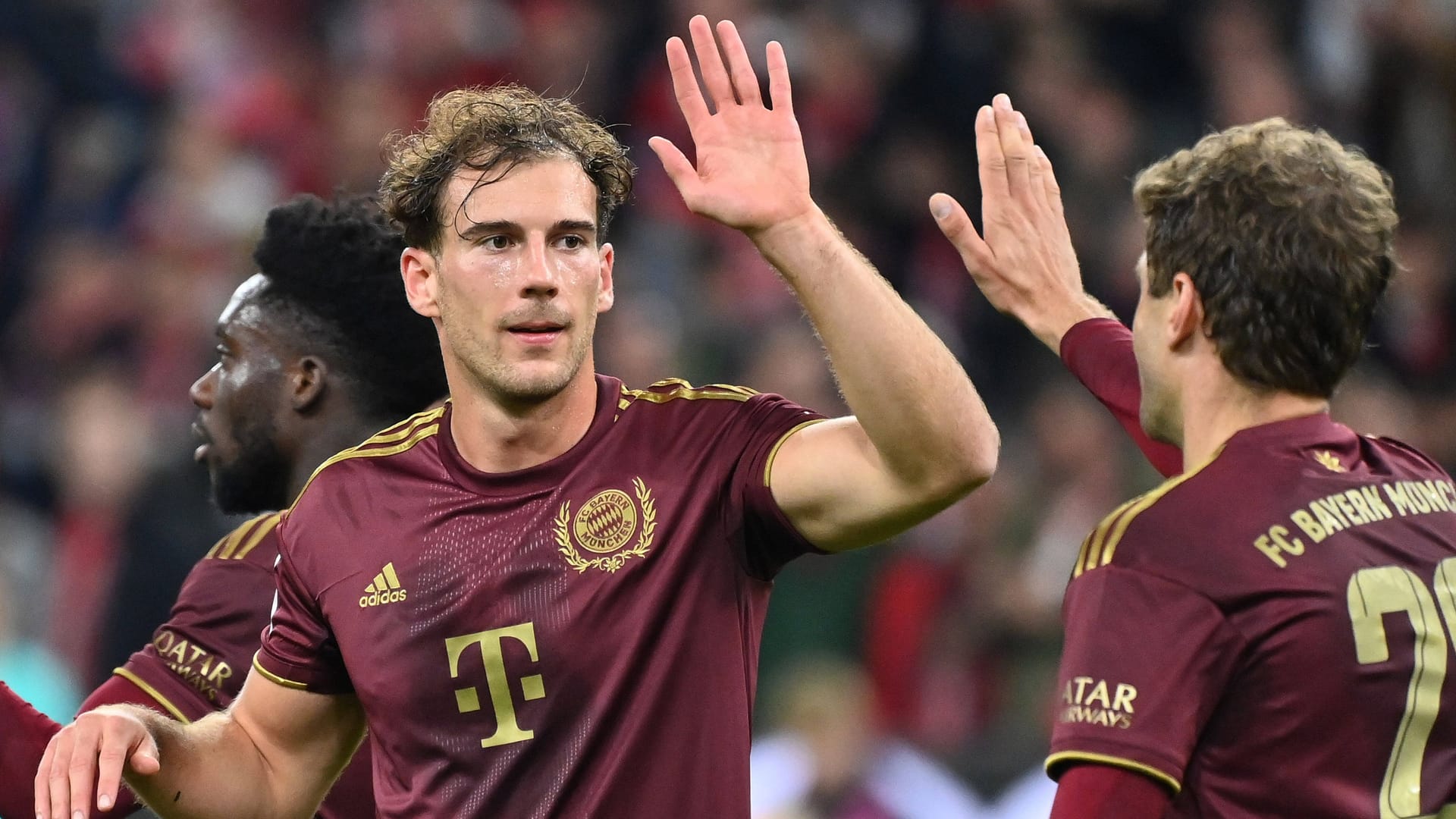 Leon Goretzka und Thomas Müller (r.): Der FC Bayern darf sich offenbar auch künftig über hohe Sponsoren-Deals freuen.