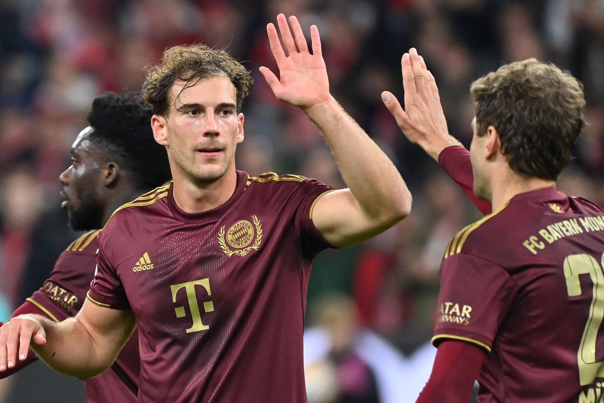 Leon Goretzka und Thomas Müller (r.): Der FC Bayern darf sich offenbar auch künftig über hohe Sponsoren-Deals freuen.