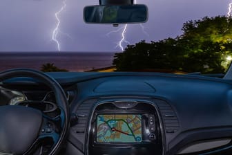 Gewitter im Auto: Es mag Angenehmeres geben – aber gefährlich ist die Situation meist nicht.