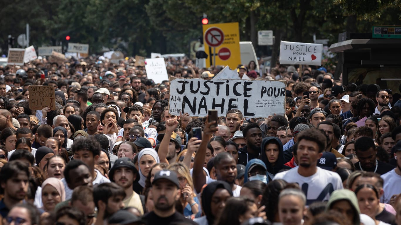 Große Solidarität mit dem getöteten Nahel M. und seiner Familie auf den Straßen von Nanterre: Landesweit halten die Proteste seit Tagen an.