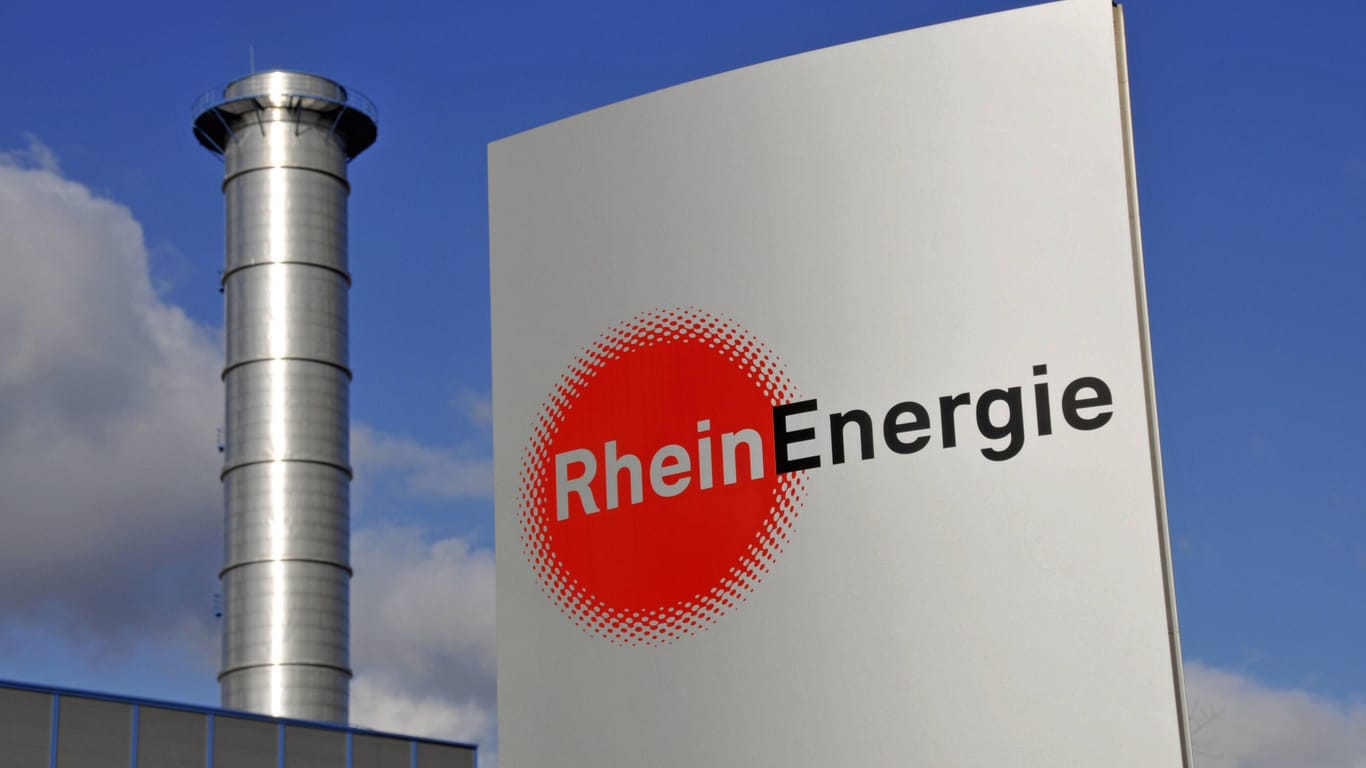 Ein Schild mit der Aufschrift "Rheinenergie": Der Kölner Energieversorger will künftig die Wärme des Rheins nutzen.