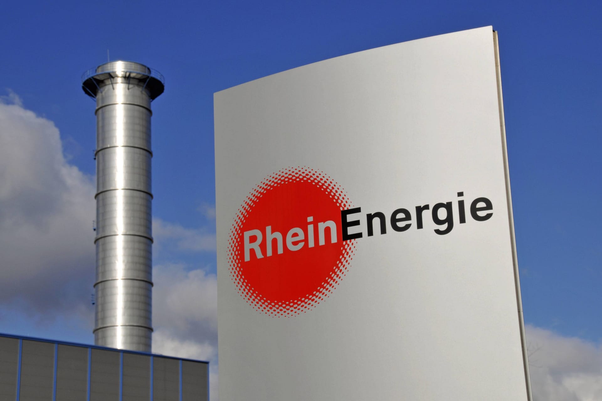 Ein Schild mit der Aufschrift "Rheinenergie": Der Kölner Energieversorger will künftig die Wärme des Rheins nutzen.