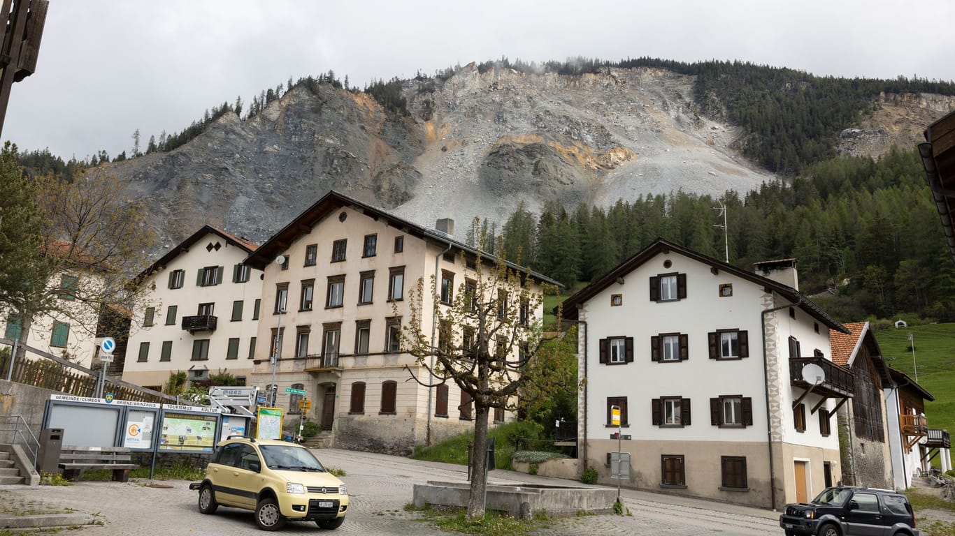 Der Bergsturz und der Ort Brienz: Das Bild veranschaulicht wie knapp das Geröll das Dorf verpasst hat.