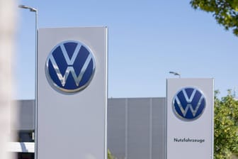 VW-Logo (Symbolbild): Der Konzern war mehrfach von Menschenrechtlern für das Werk in Xinjiang kritisiert worden.