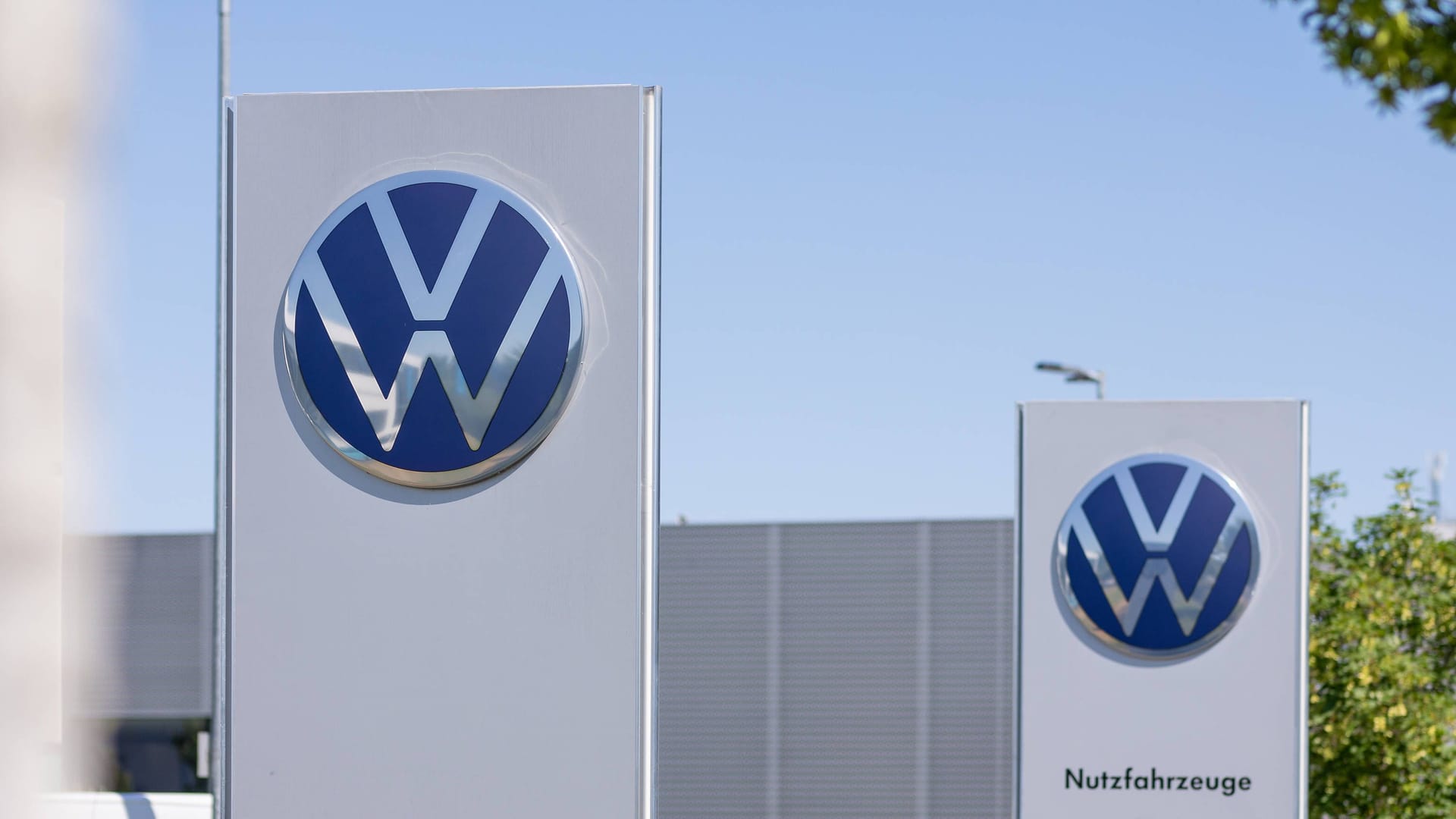 VW-Logo (Symbolbild): Der Konzern war mehrfach von Menschenrechtlern für das Werk in Xinjiang kritisiert worden. VW-Logo (Symbolbild): Der Konzern war mehrfach von Menschenrechtlern für das Werk in Xinjiang kritisiert worden.