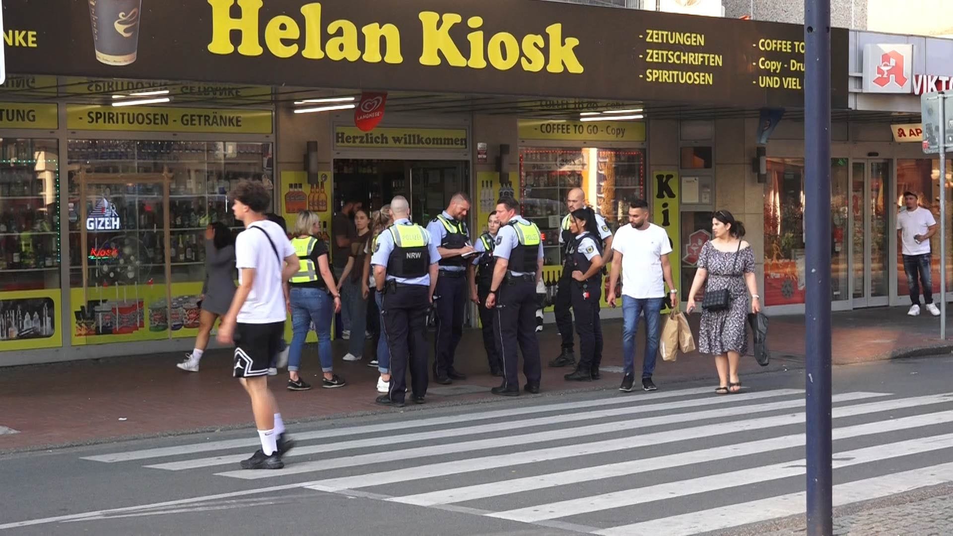 Polizisten in Dortmund: Insgesamt wurden in NRW rund 4.740 Personen kontrolliert. Polizisten in Dortmund: Insgesamt wurden in NRW rund 4.740 Personen kontrolliert.