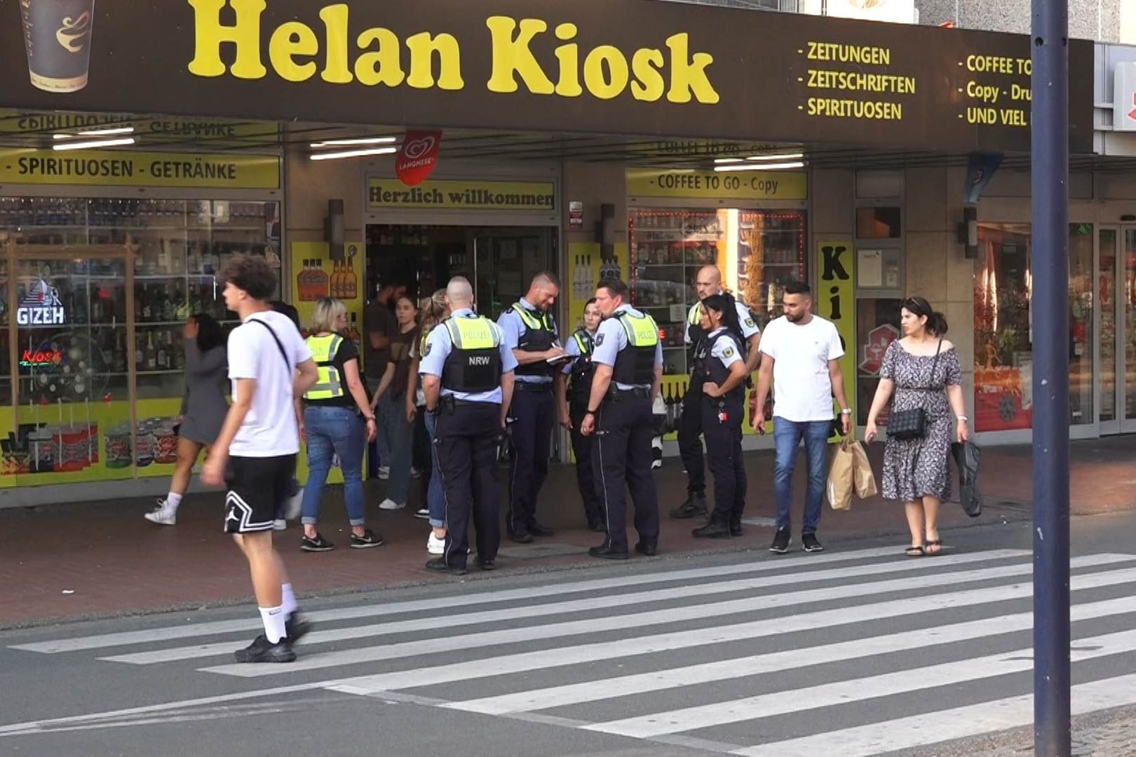 Polizisten in Dortmund: Insgesamt wurden in NRW rund 4.740 Personen kontrolliert.