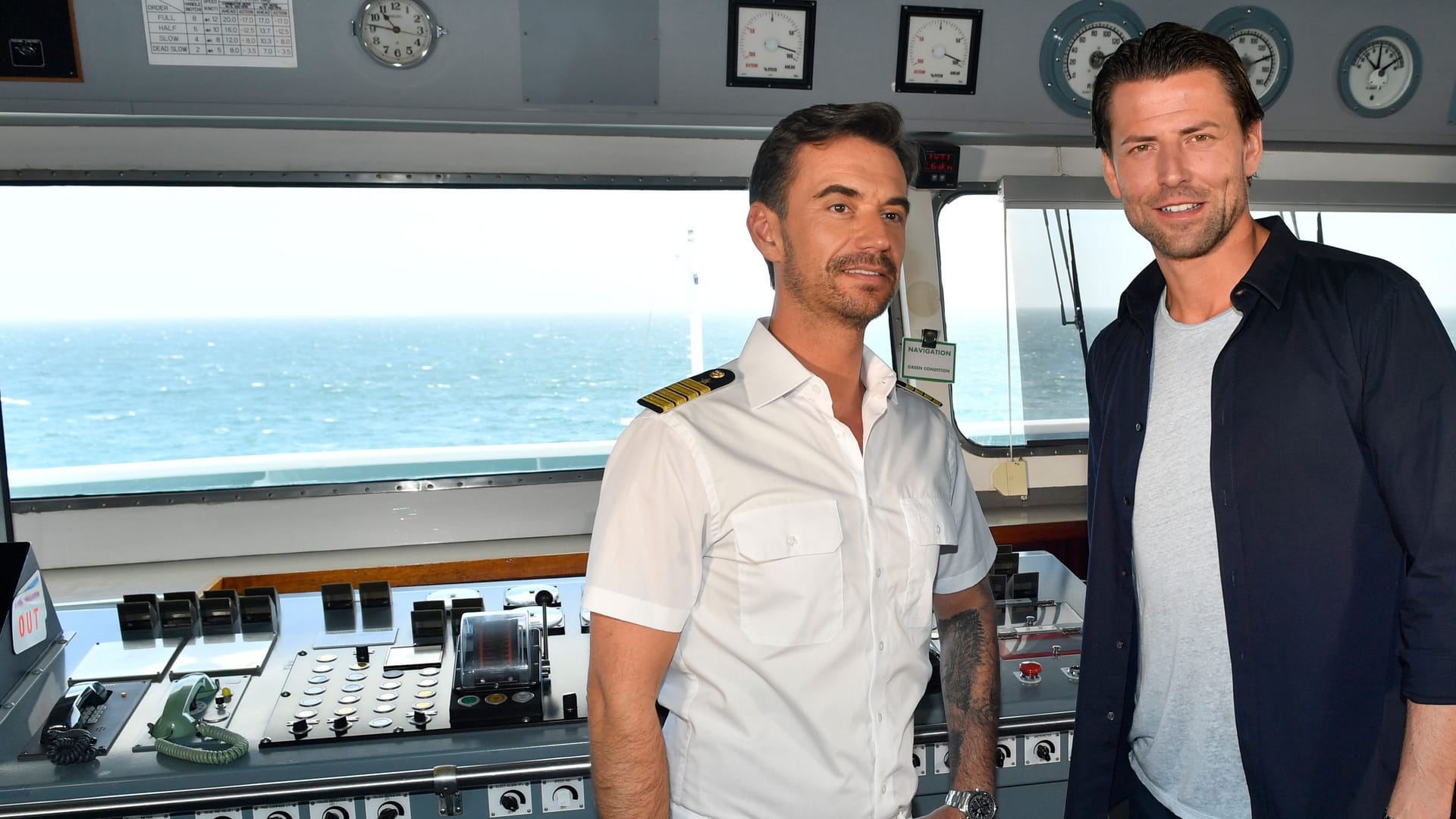 "Traumschiff": Florian Silbereisen und Roman Weidenfeller auf der Brücke des Schiffes.