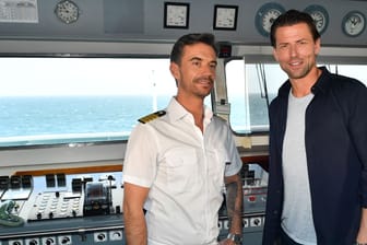 "Traumschiff": Florian Silbereisen und Roman Weidenfeller auf der Brücke des Schiffes.