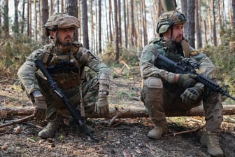 Kreminna: Ukrainische Soldaten ruhen sich an der Frontlinie aus. Kreminna: Ukrainische Soldaten ruhen sich an der Frontlinie aus.