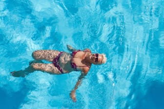 Bei Gelenkproblemen ist Schwimmen eine gute Wahl. Im Wasser lastet weniger Gewicht auf den Gelenken.