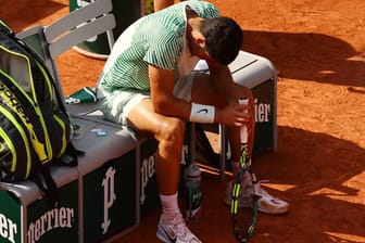 Angeschlagen: Carlos Alcaraz im Match gegen Novak Djokovic.