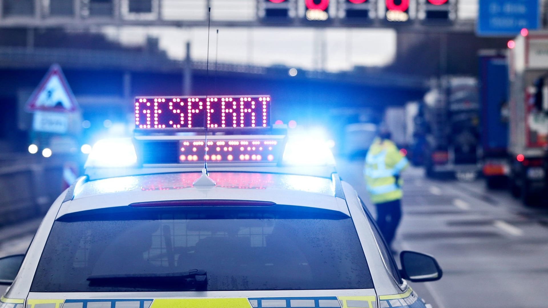 Auf einem Polizeifahrzeug leuchtet die Aufschrift "Gesperrt" (Symbolbild): Auf der BAB2 bildete sich nach dem Unfall ein langer Stau.