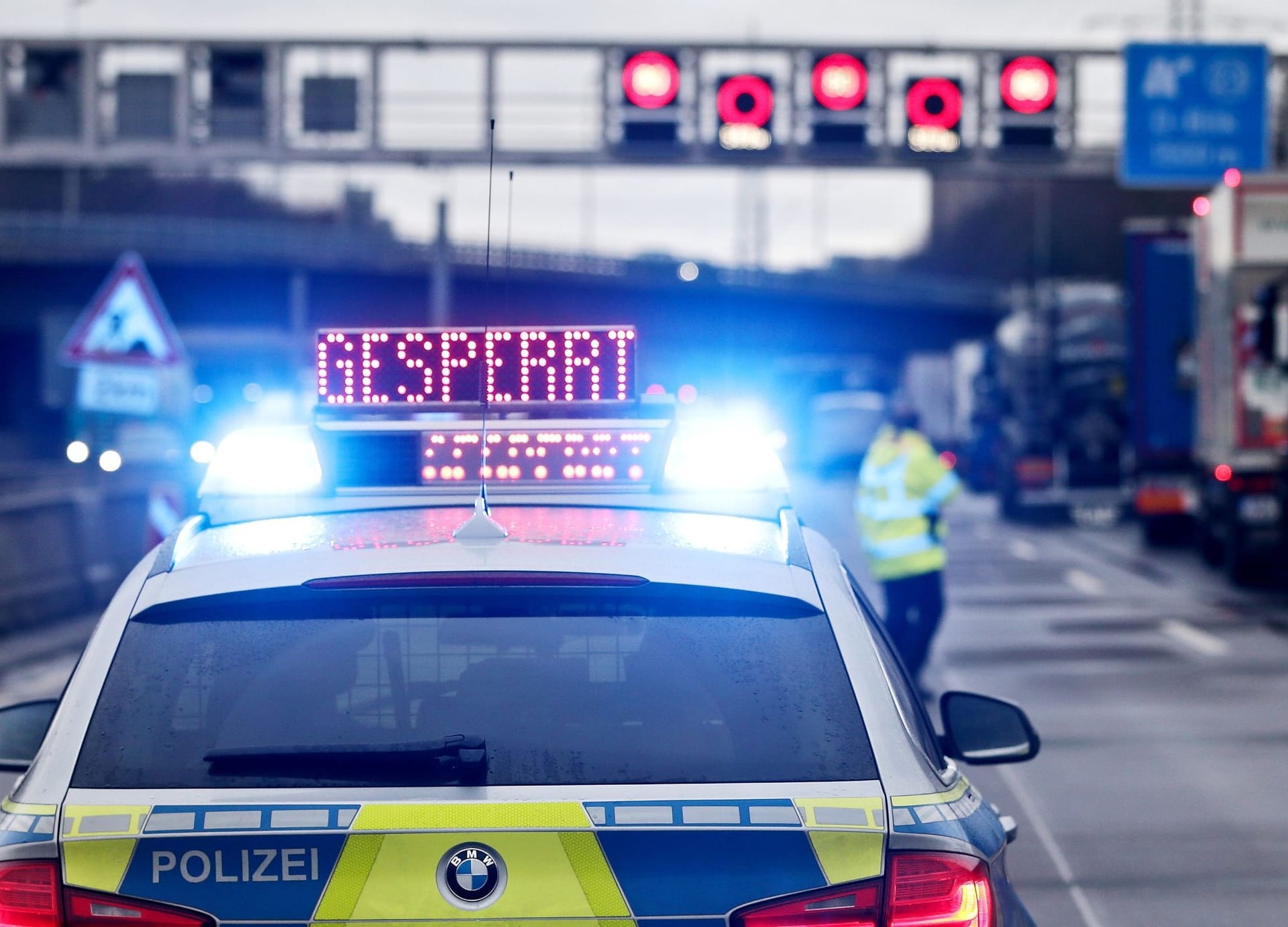Auf einem Polizeifahrzeug leuchtet die Aufschrift "Gesperrt" (Symbolbild): Auf der BAB2 bildete sich nach dem Unfall ein langer Stau.