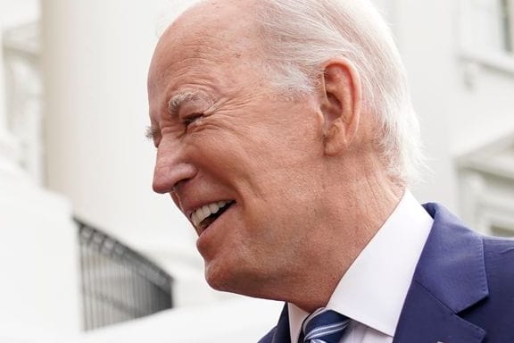 Joe Biden spricht mit Reportern: Im Gesicht sind Abdrücke seiner Schlafmaske zu sehen/