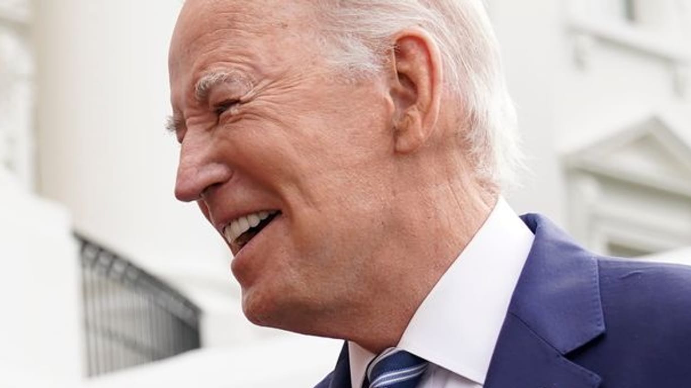 Joe Biden spricht mit Reportern: Im Gesicht sind Abdrücke seiner Schlafmaske zu sehen/