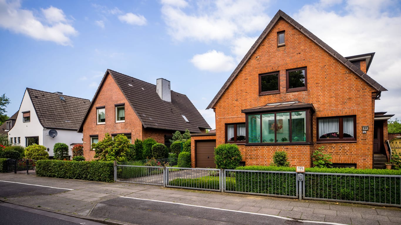 Einfamilienhaus in Hamburg (Archivbild): Die Wohnnebenkosten sind im Jahr 2023 auch hier gestiegen.