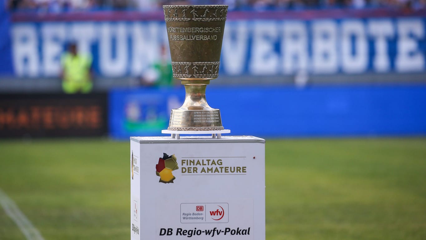 Der WFV-Pokal steht auf einem Podest: Im Elfmeterschießen besiegte die TSG Balingen die Stuttgarter Kickers und schnappte sich den Pokal.