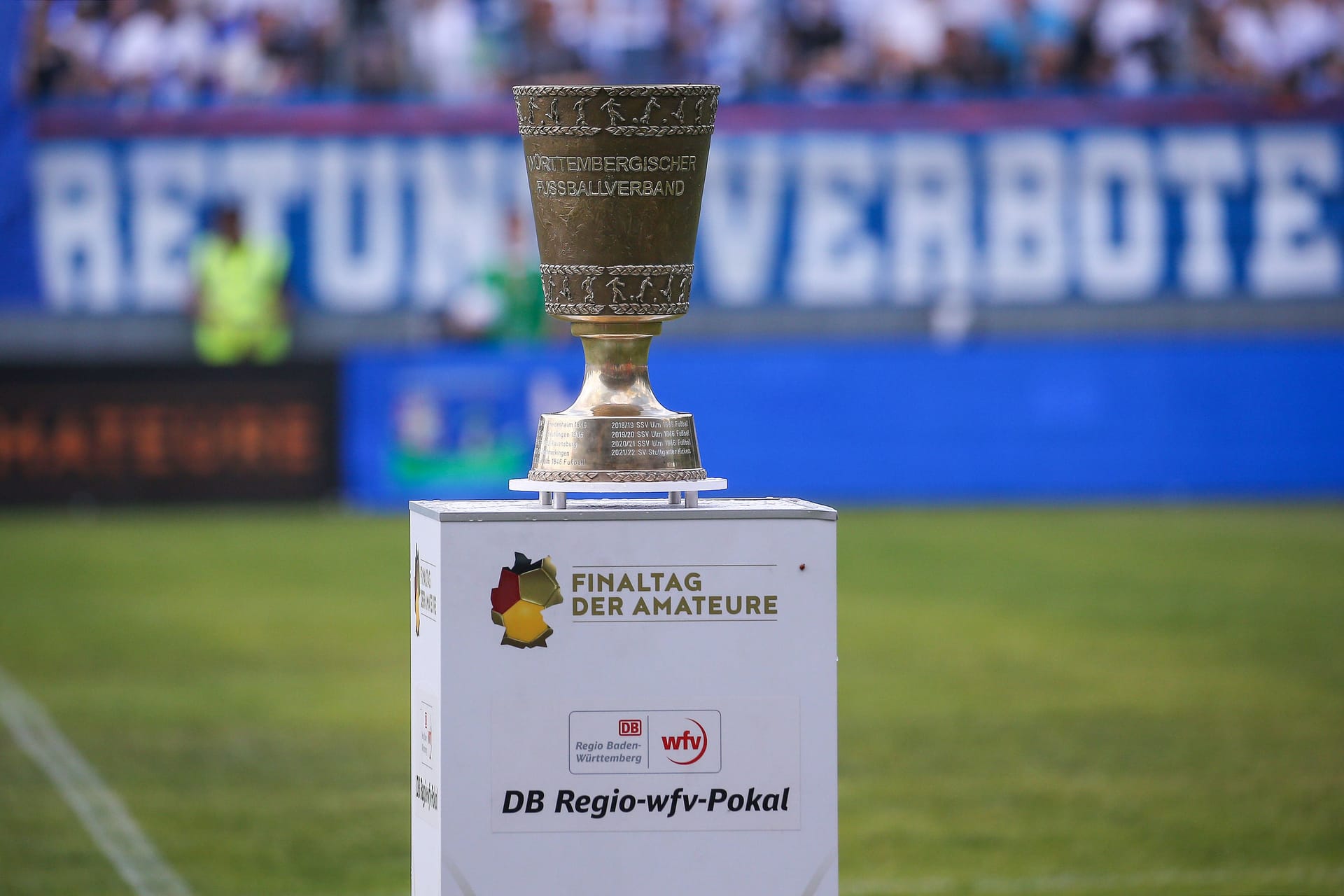 Der WFV-Pokal steht auf einem Podest: Im Elfmeterschießen besiegte die TSG Balingen die Stuttgarter Kickers und schnappte sich den Pokal.