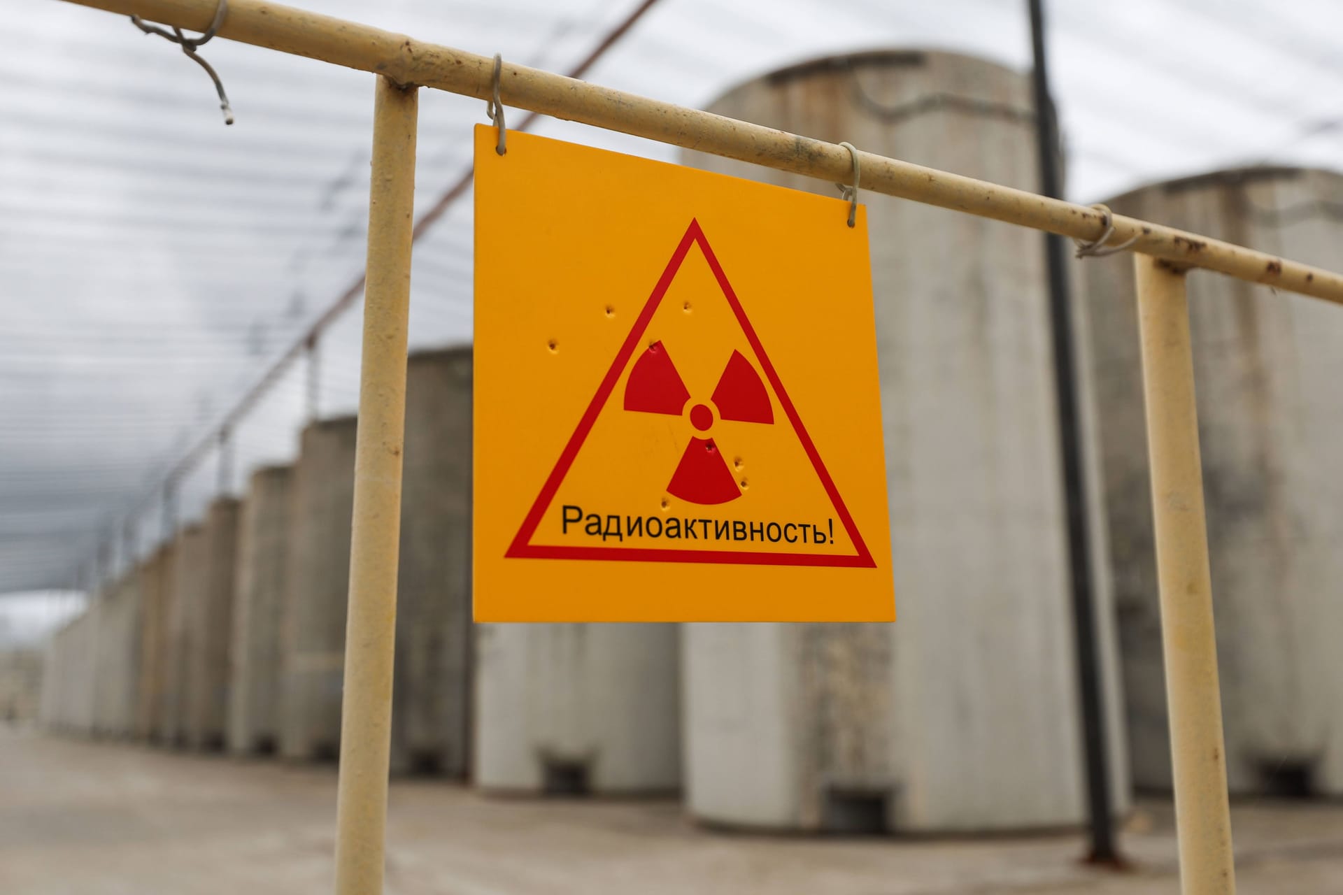 Atomkraftwerk Saporischschja (Archivbild): Der Druck auf einen Damm des Kühlteiches steigt, sagt die Atombehörde IAEA.