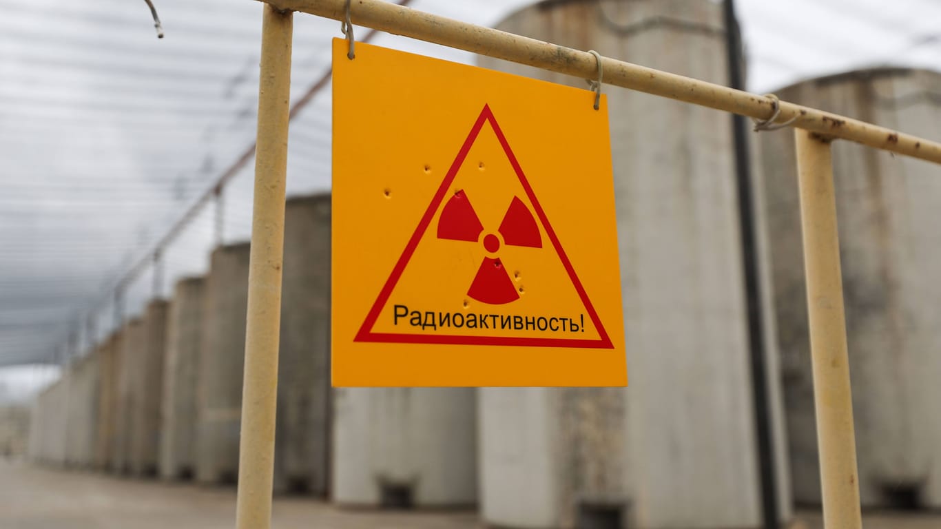 Atomkraftwerk Saporischschja (Archivbild): Der Druck auf einen Damm des Kühlteiches steigt, sagt die Atombehörde IAEA.