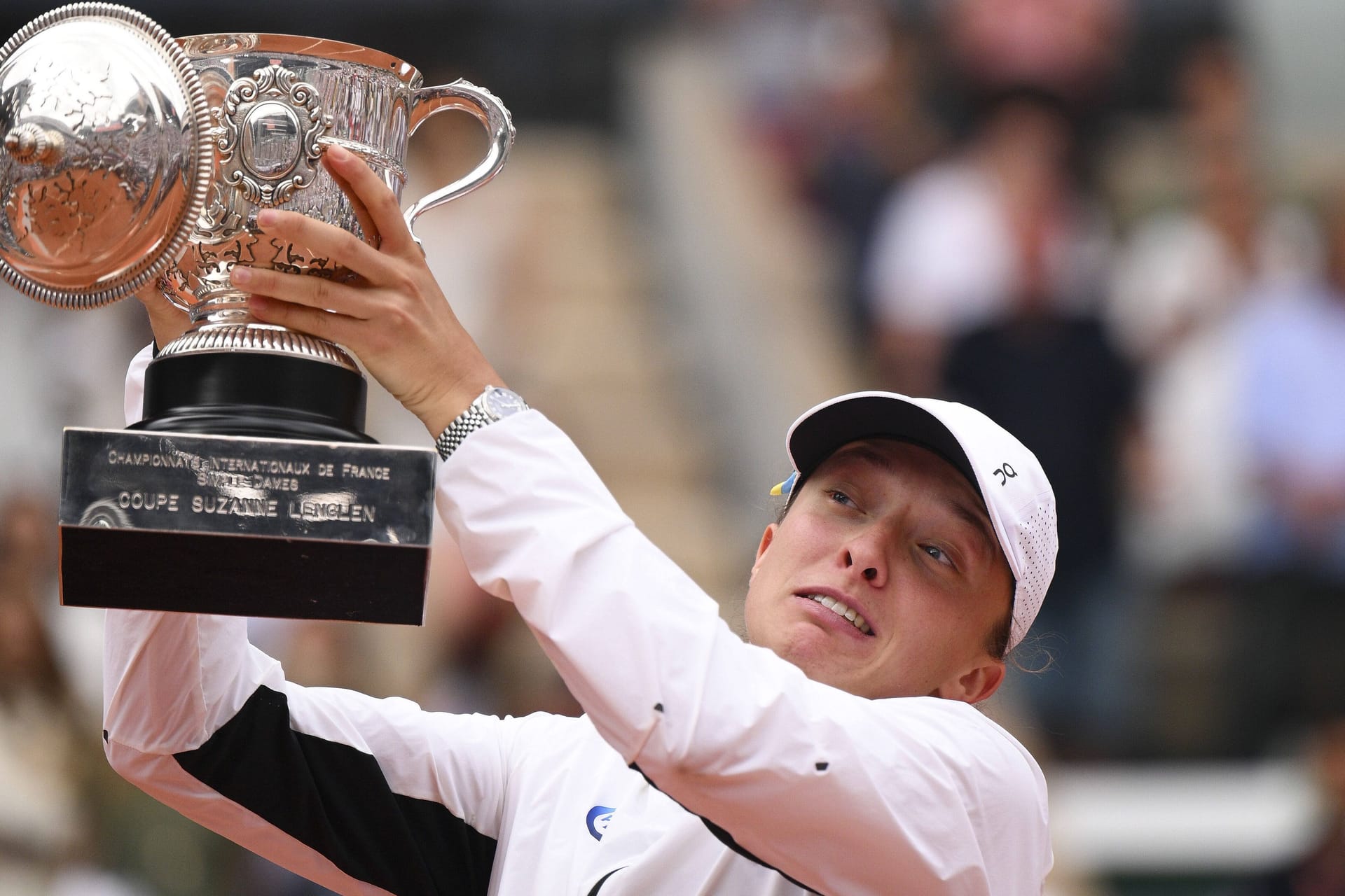 Freude nicht gedeckelt: Iga Świątek stemmt den Siegerpokal der French Open in die Höhe – der Deckel löst sich.