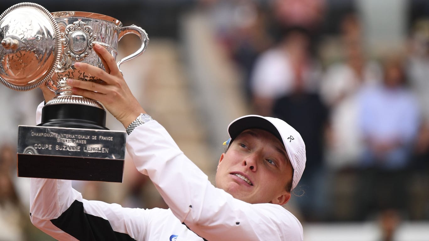Freude nicht gedeckelt: Iga Świątek stemmt den Siegerpokal der French Open in die Höhe – der Deckel löst sich.