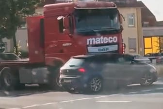 LKW Fahrer sorgt für spektakulären Unfall