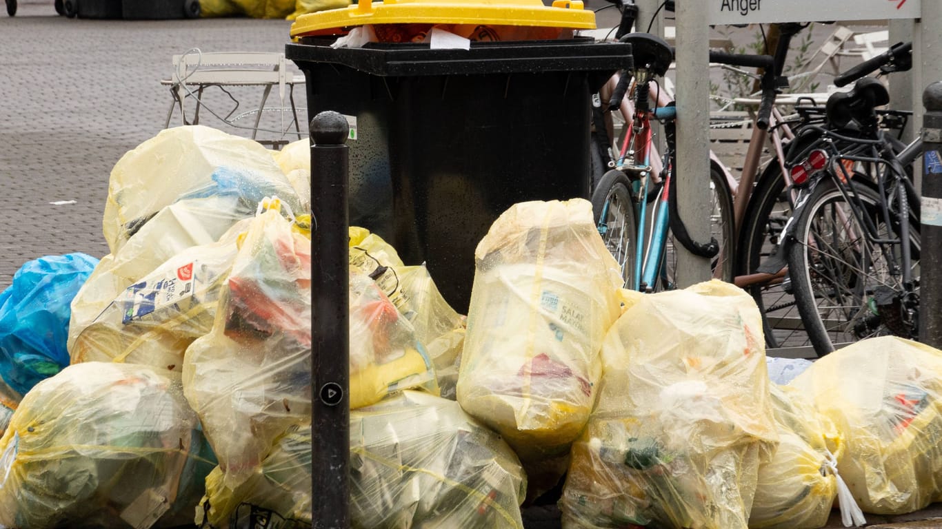 Müll türmt sich auf den Gehwegen und Straßen (Archivbild): Der Abfalldienst Aha nimmt ab Ende des Monats keine Gelben Säcke mehr mit.