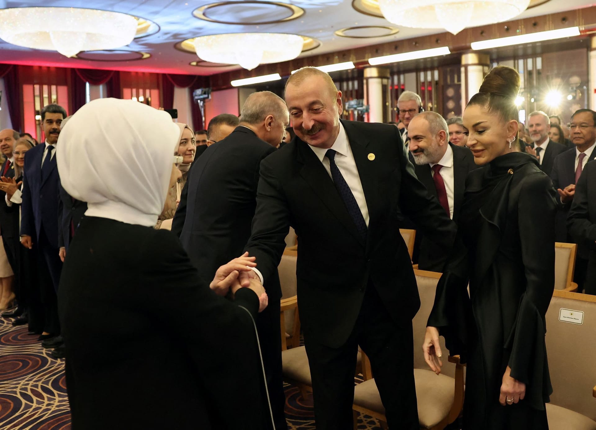 Szene von der Vereidigungszeremonie Erdoğan: An Teppich, Stühlen und Deckenbeleuchtung ist gut zu erkennen, dass die Schröders ebendort waren.