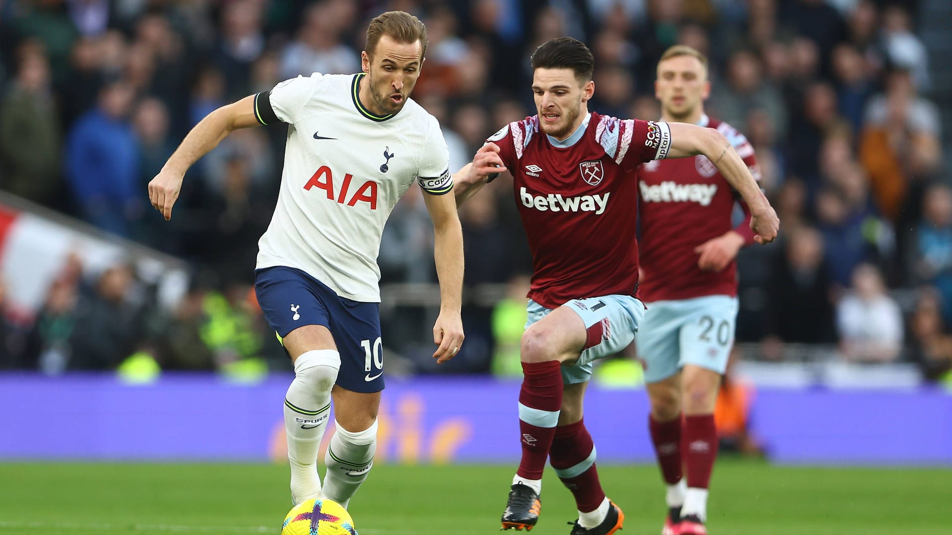 Harry Kane (l.) im Duell mit Declan Rice: Der Stürmer könnte beim FC Bayern wieder eine heiße Personalie werden.