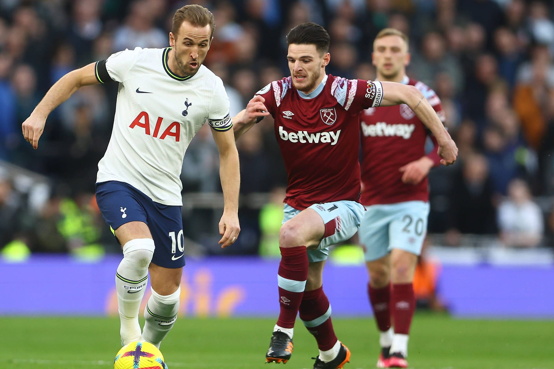 Harry Kane (l.) im Duell mit Declan Rice: Der Stürmer könnte beim FC Bayern wieder eine heiße Personalie werden.