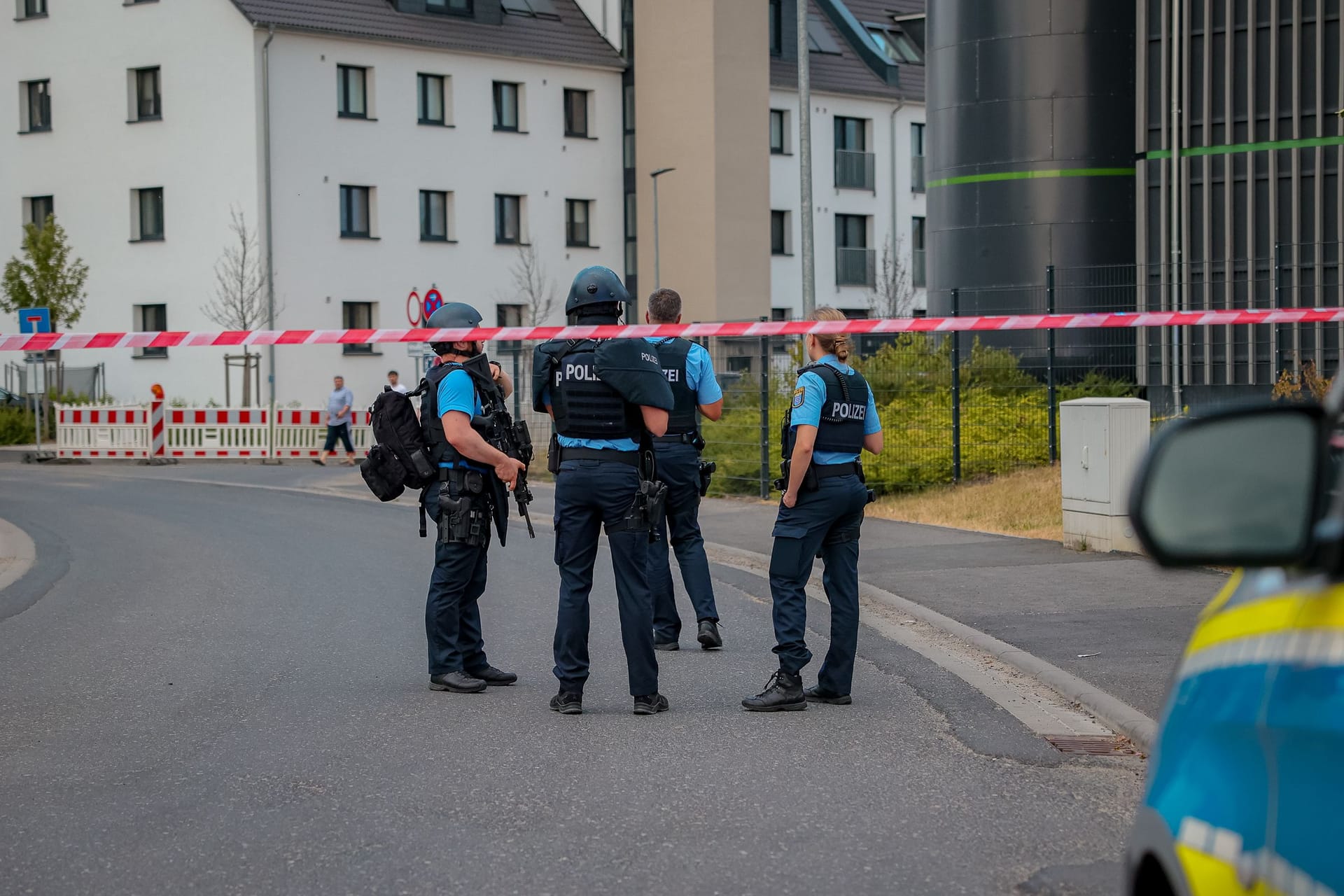 Schwer bewaffnete Ermittler in Hanau: Bei dem Einsatz wurde eine Person verletzt.