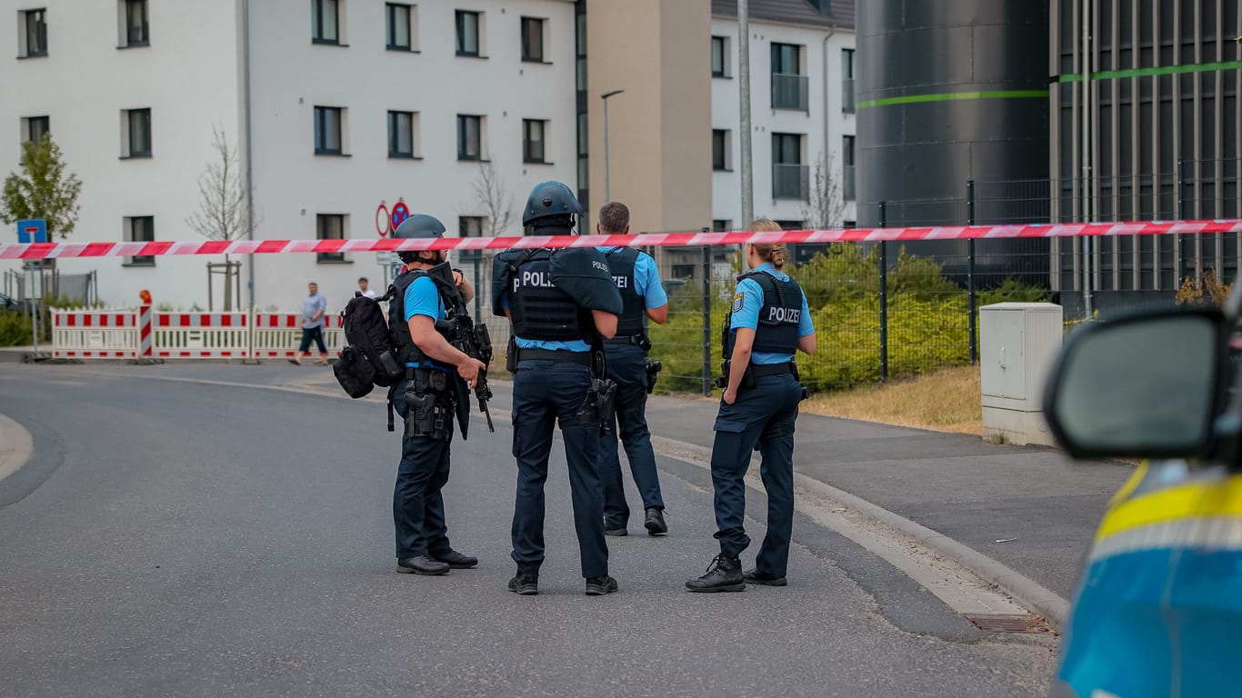 Schwer bewaffnete Ermittler in Hanau: Bei dem Einsatz wurde eine Person verletzt.