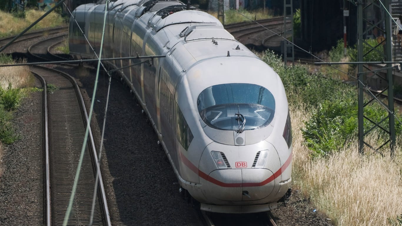 ICE auf der Strecke (Symbolfoto): Wenn der Zug überraschend nicht rollt, können Bahnkunden oft ein Taxi zurückgreifen.
