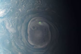 Der Jupiter in Nahaufnahme: Die Sonde "Juno" schoss dieses Bild und dokumentierte dabei ein grünes Blitzen.