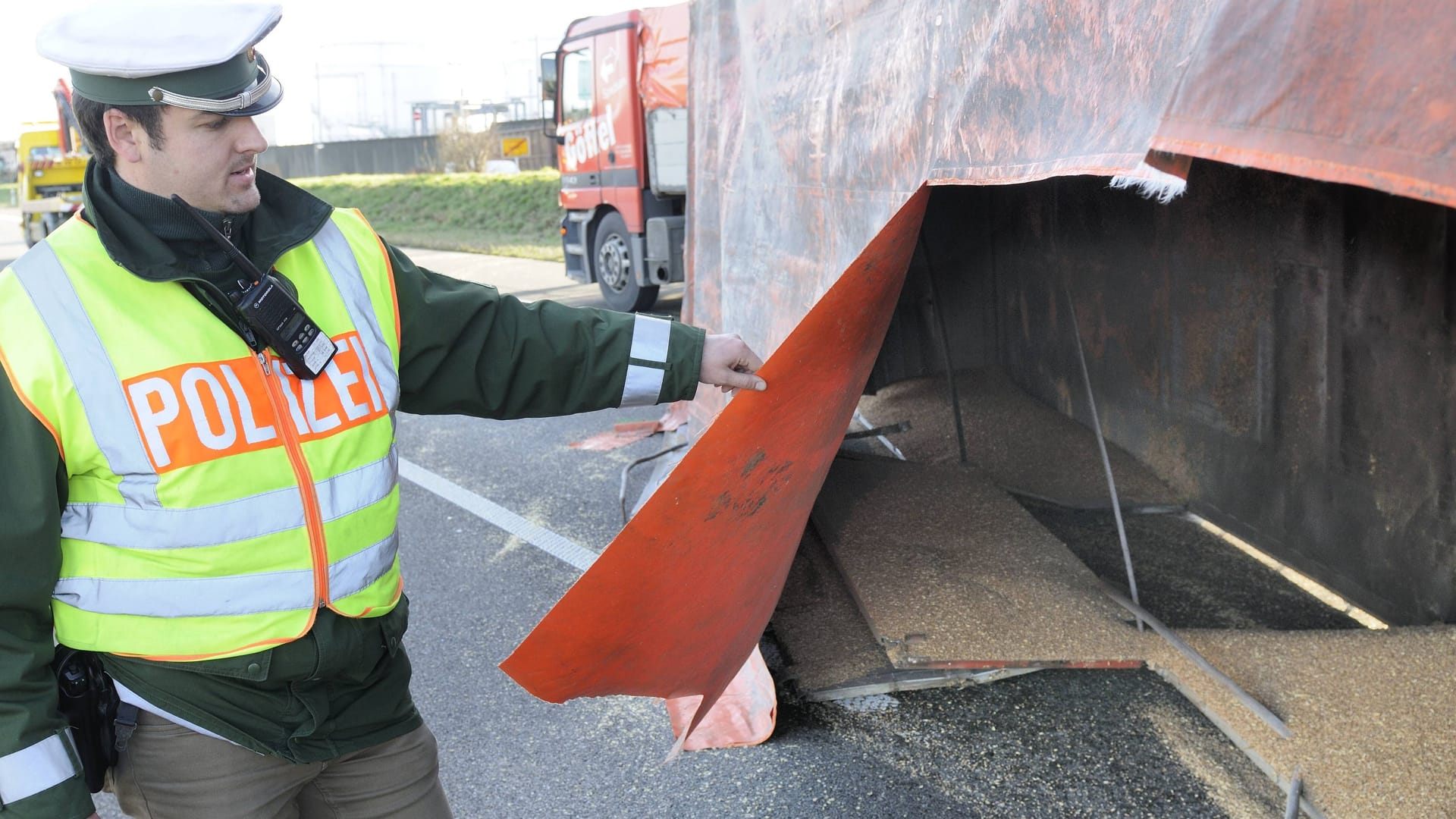 Ein Polizist untersucht eine aufgeschlitzte Lkw-Plane (Symbolfoto): Die Täter flohen unerkannt, die Beamten suchen Zeugen. Ein Polizist untersucht eine aufgeschlitzte Lkw-Plane (Symbolfoto): Die Täter flohen unerkannt, die Beamten suchen Zeugen.