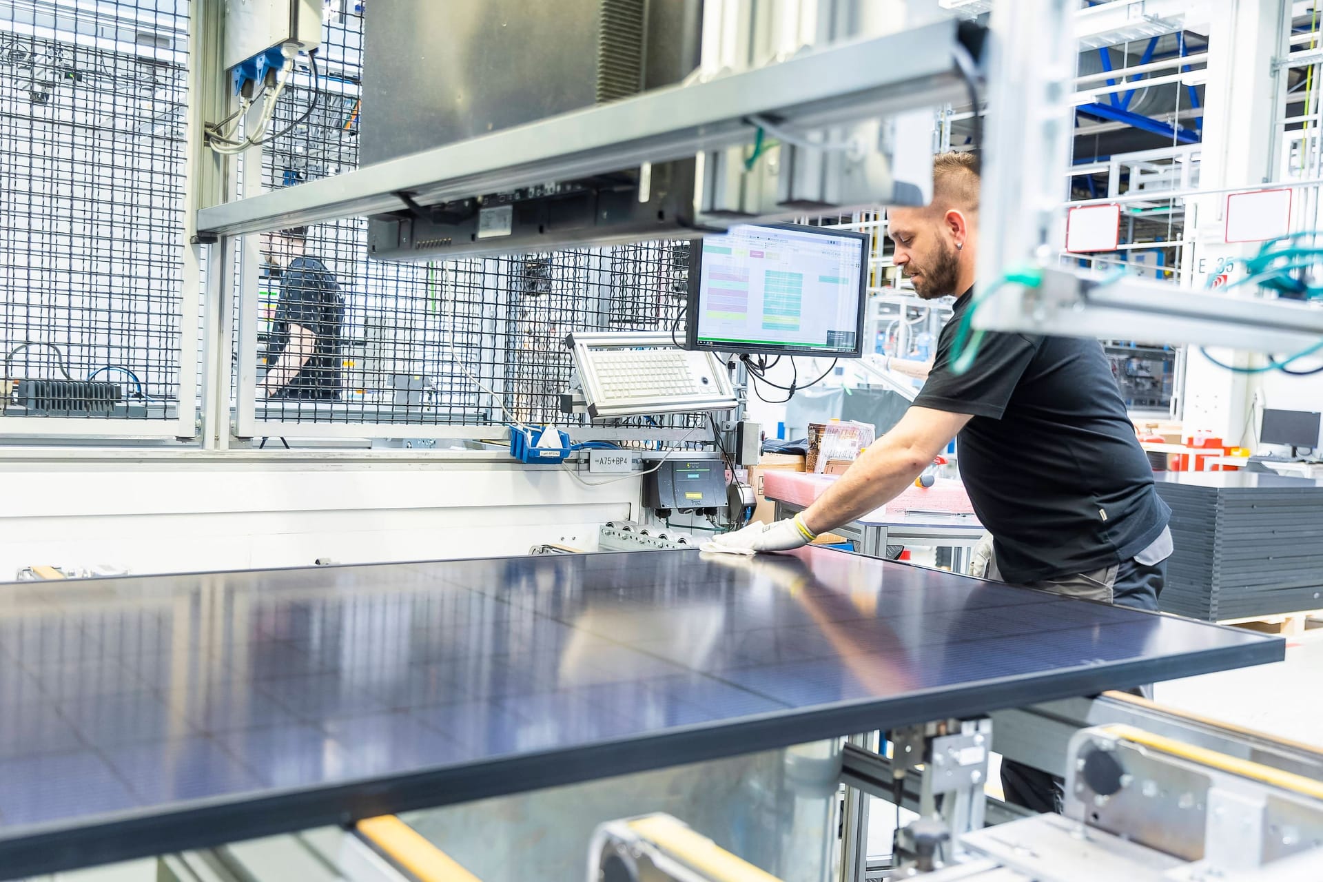 Solarzellenproduktion in Sachsen-Anhalt (Archivbild): Meyer Burger startete 2021 die Fertigung in Thalbach.