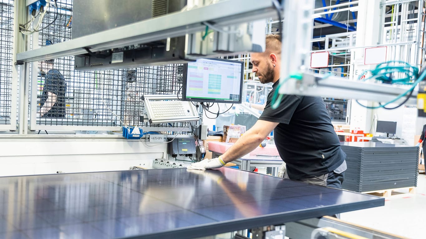 Solarzellenproduktion in Sachsen-Anhalt (Archivbild): Meyer Burger startete 2021 die Fertigung in Thalbach.