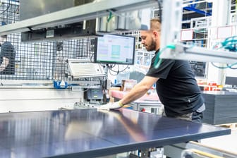 Solarzellenproduktion in Sachsen-Anhalt (Archivbild): Meyer Burger startete 2021 die Fertigung in Thalbach.