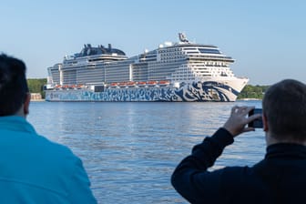 Das LNG betriebene Kreuzfahrtschiff "MSC Euribia" läuft zum ersten Mal im Kieler Hafen ein: Sie ist das zweite LNG-Schiff der Schweizer Reederei MSC Cruises.