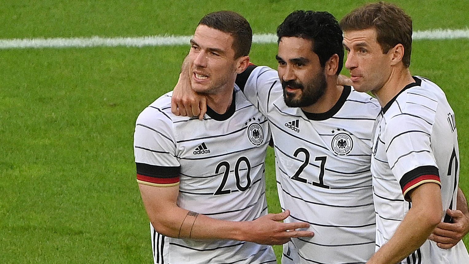 Robin Gosens und Ilkay Gündogan mit Thomas Müller: Die beiden Fußballer werden am Samstag gegeneinander spielen.