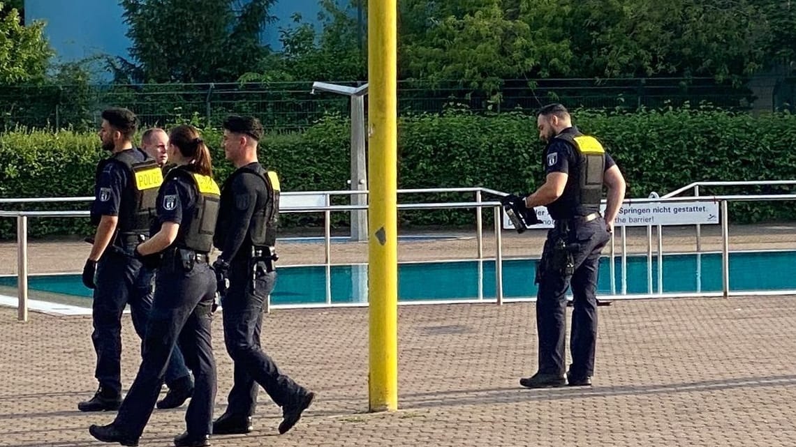 Das Sommerbad Neukölln am Columbiadamm: Am Mittwochabend wurde das Bad von Polizisten geräumt.