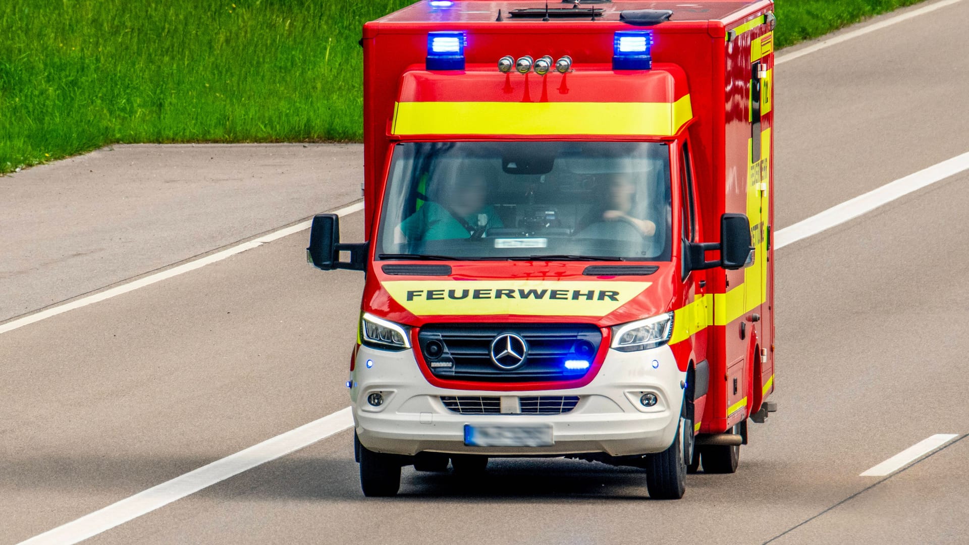 Rettungsfahrzeug der Feuerwehr im Einsatz auf einer Autobahn (Symbolbild): Am Freitag hat es auf der Autobahn 7 gebrannt. Rettungsfahrzeug der Feuerwehr im Einsatz auf einer Autobahn (Symbolbild): Am Freitag hat es auf der Autobahn 7 gebrannt.