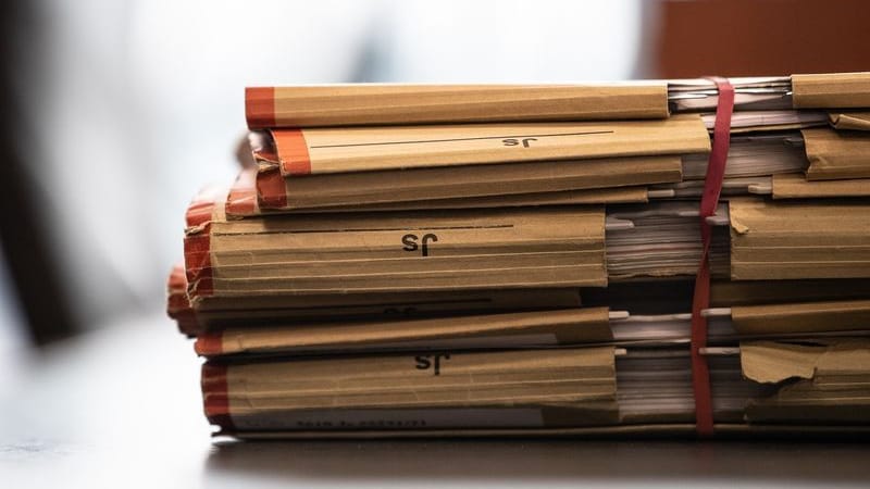 Gerichtsakten auf einem Tisch (Symbolbild): Der Angeklagte soll über Jahre Jungen missbraucht haben. Gerichtsakten auf einem Tisch (Symbolbild): Der Angeklagte soll über Jahre Jungen missbraucht haben.