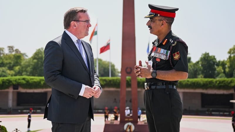 Neu Delhi: Boris Pistorius unterhält sich am Rande einer Kranzniederlegung am National War Memorial mit dem Direktor der Gedenkstätte Ashwini Rana.