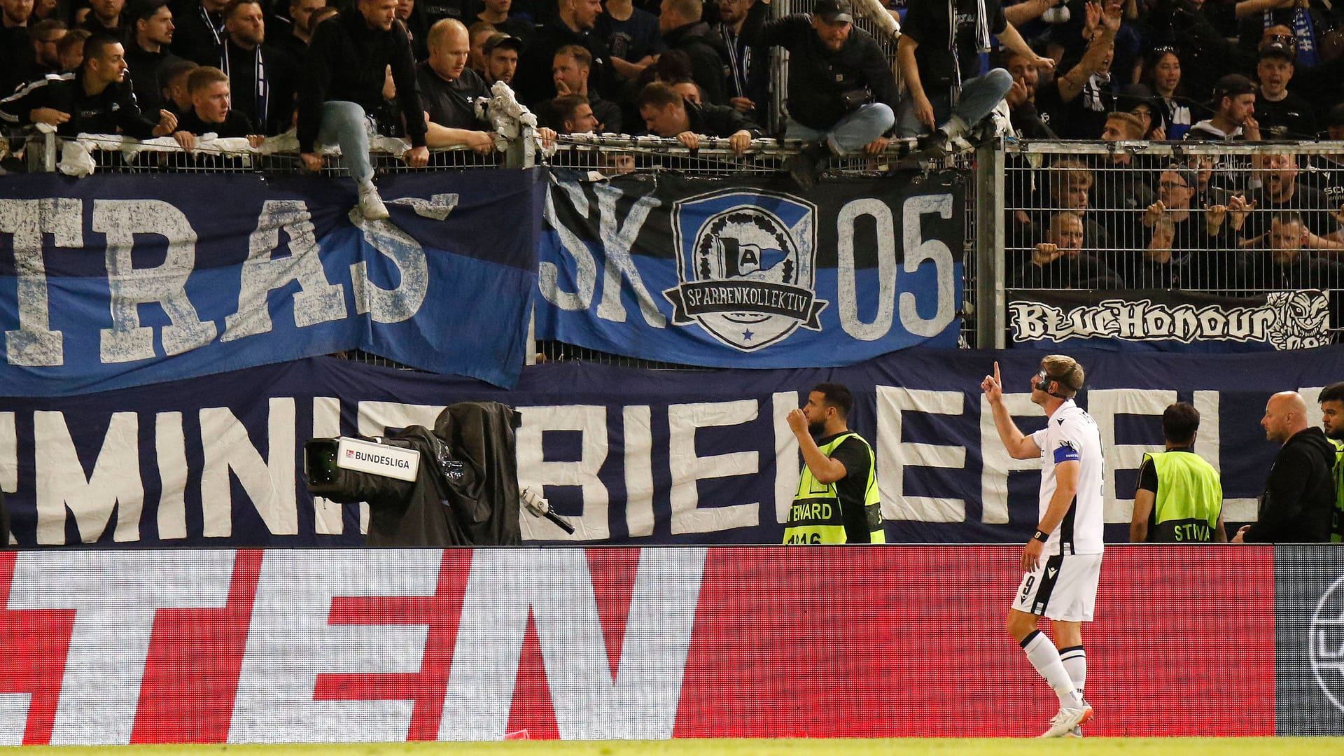 Fabian Klos spricht mit den Anhängern der Arminia.