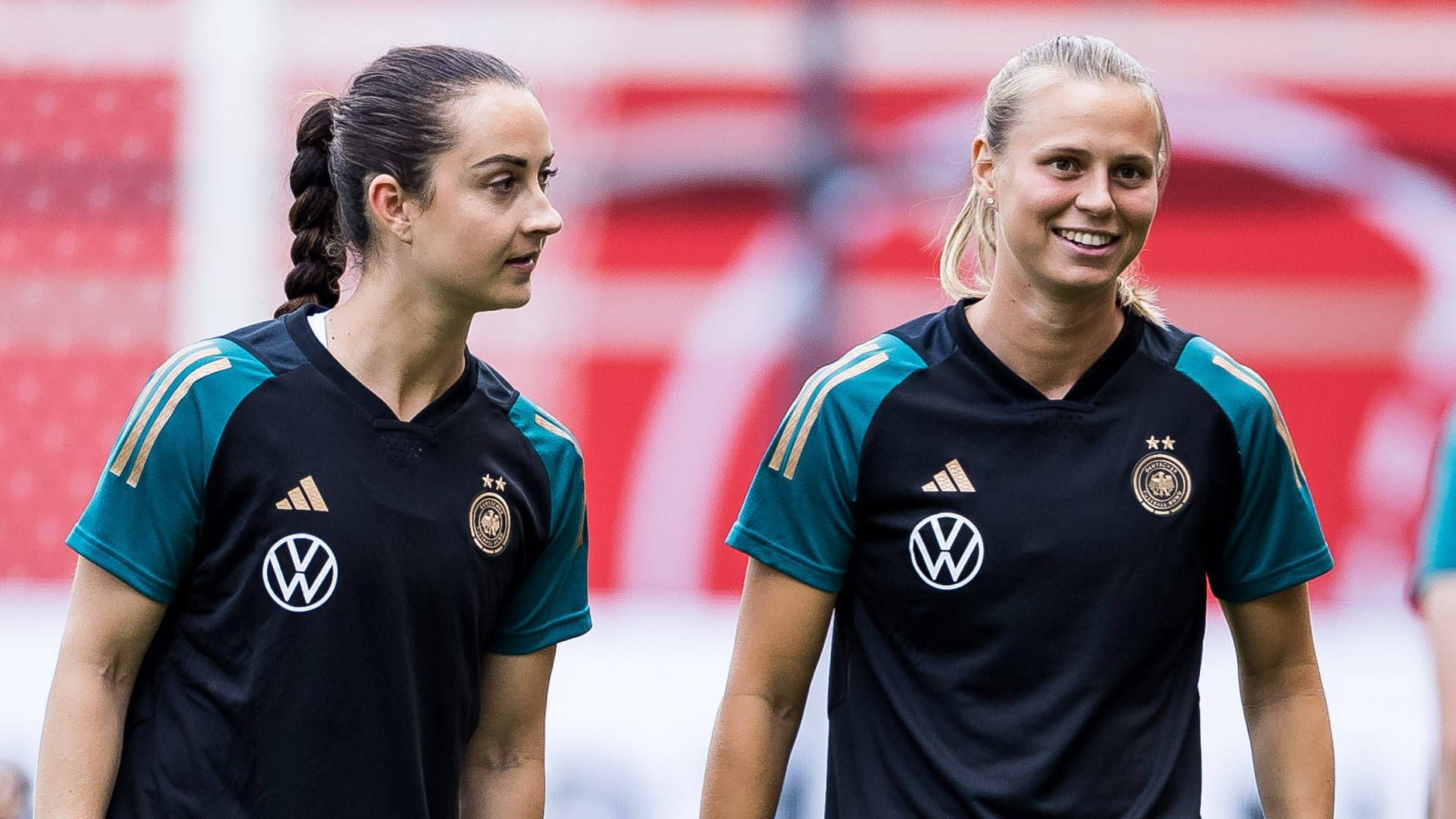 Sara Däbritz und Klara Bühl (r.): Die Münchnerin wird heute nicht spielen. Sara Däbritz und Klara Bühl (r.): Die Münchnerin wird heute nicht spielen.